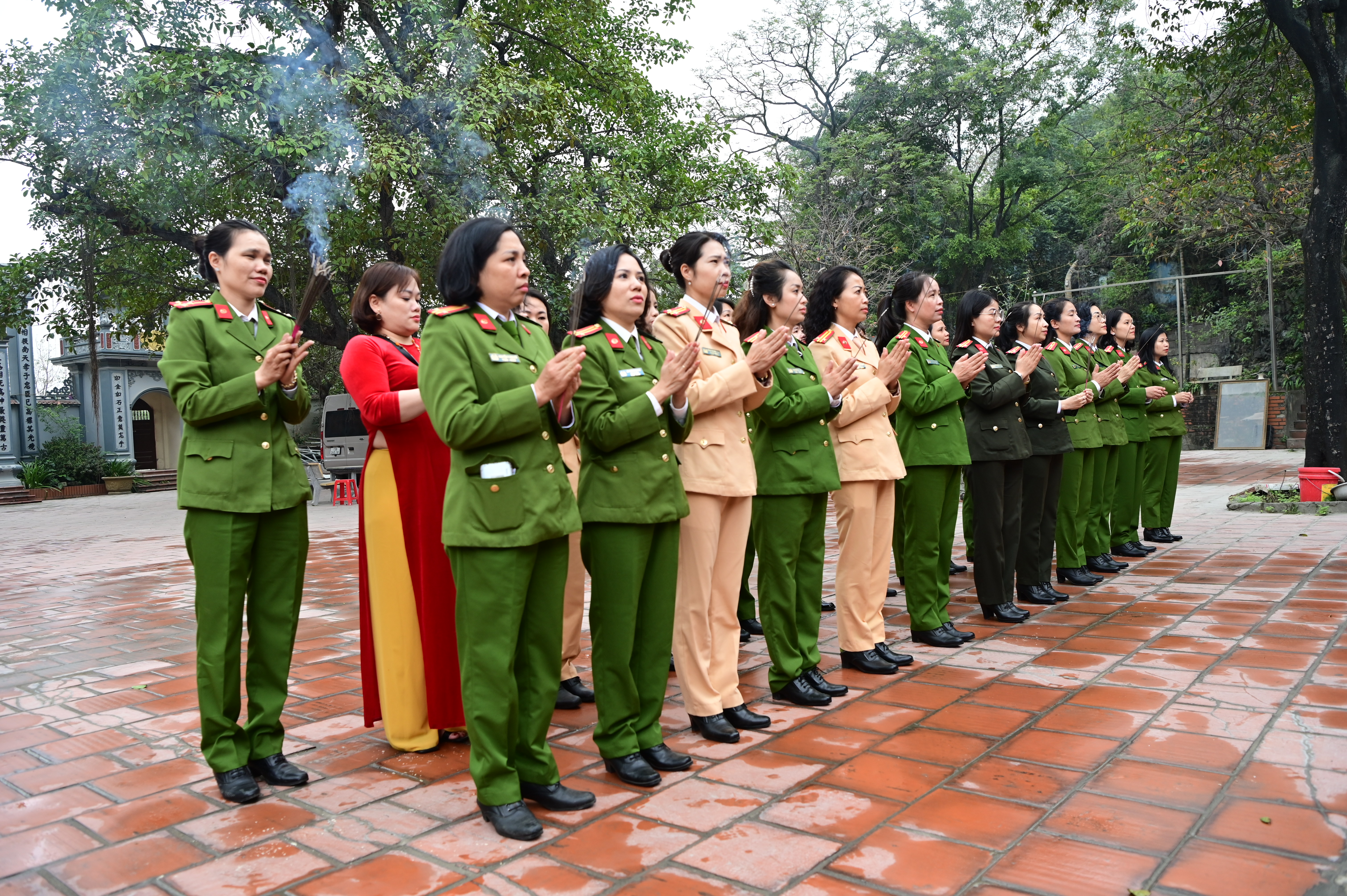Hội phụ nữ khối Cảnh sát nhân dân: Tổ chức dâng hương tại Đền thờ nữ tướng Lê Chân tại huyện Kim Bảng, tỉnh Hà Nam